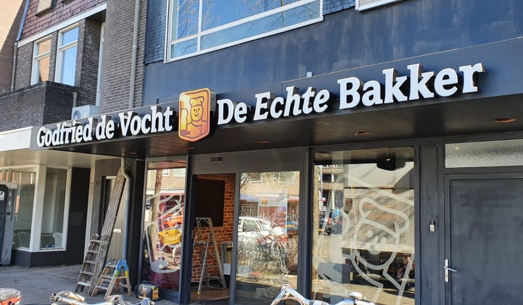 Voorbeeldproject van maatwerk gevelbelettering met moderne design en kleurgebruik