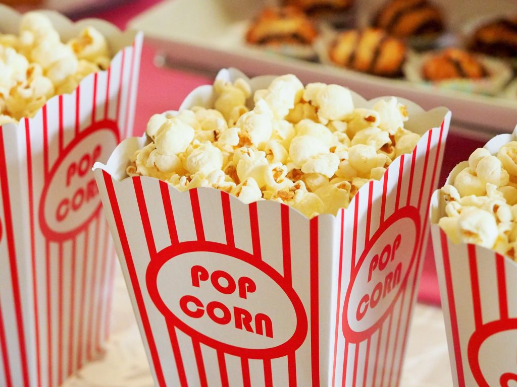 Popcorn en filmuitrusting voor films streamen via een iPad met entertainment-apps