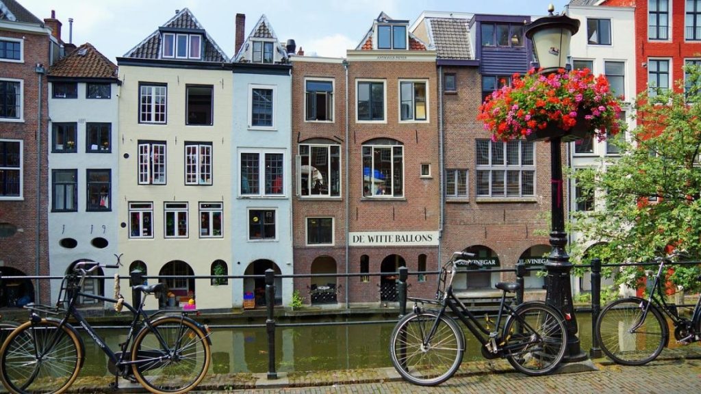 Professionele loodgieter voert reparatie uit aan leidingen in Utrecht