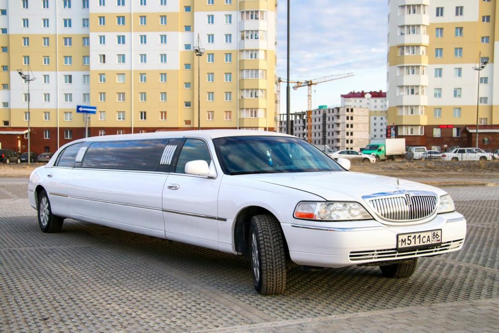 Elegante zwarte luxe limousine van De LimoSpecialist voor bruiloften en zakelijke evenementen