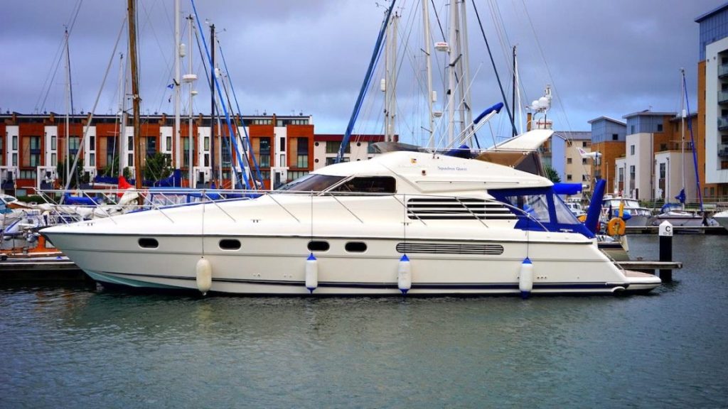 Oude boot krijgt nieuw leven door renovatie en aanpassingen voor verschillende mogelijkheden