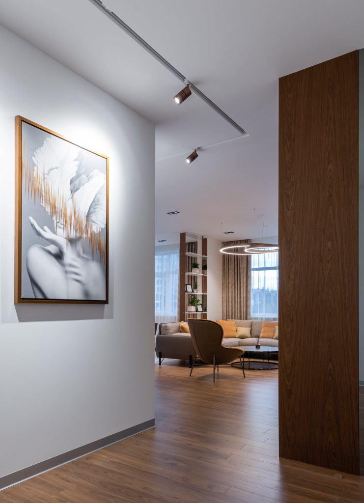 Modern interieur met vloeren op maat in houten patroon en neutrale wandafwerkingen die samen een samenhangende ruimte creëren