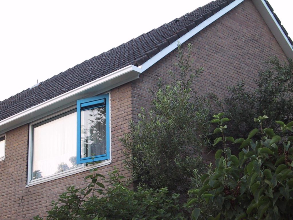 Polyester dakgoten LG-model in moderne uitvoering, bestand tegen corrosie en UV-straling