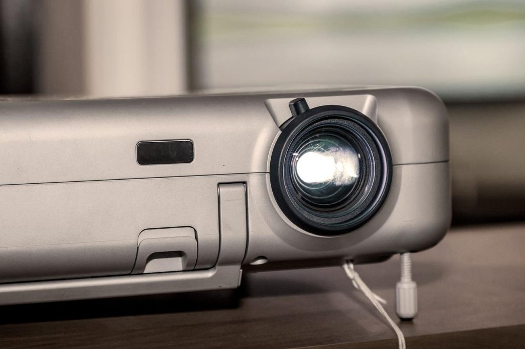 Beamer scherm toont geprojecteerde beelden met optimale lichtreflectie en scherpte voor audiovisuele presentaties