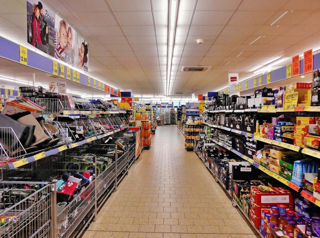 Voorkant van een moderne supermarkt in Purmerend met groente en fruitstalles voor een fenomenale winkelervaring