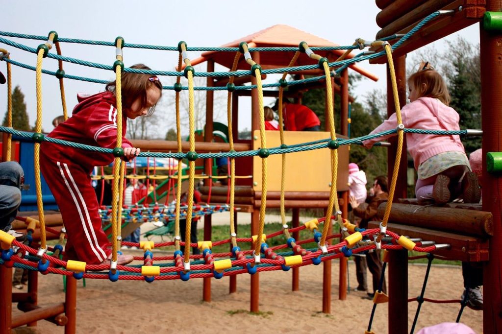 Groep leerlingen in een comfortabele touringcar voor schoolreis naar Plaswijckpark met moderne veiligheidsvoorzieningen