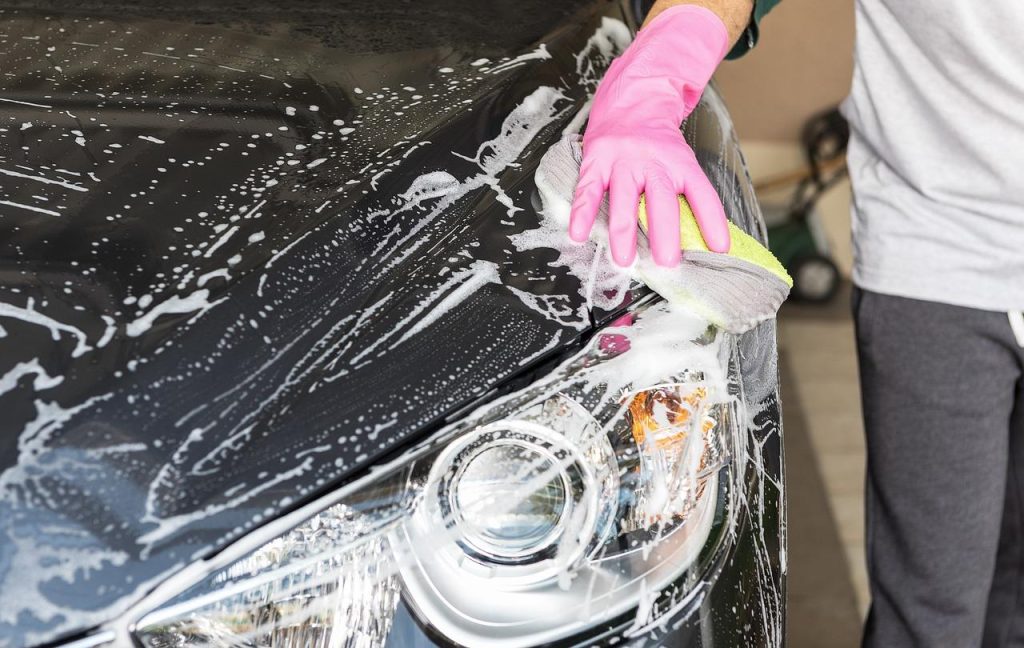 Professionele wasstraat in Spijkenisse met moderne apparatuur voor grondige autoreiniging en detailservices