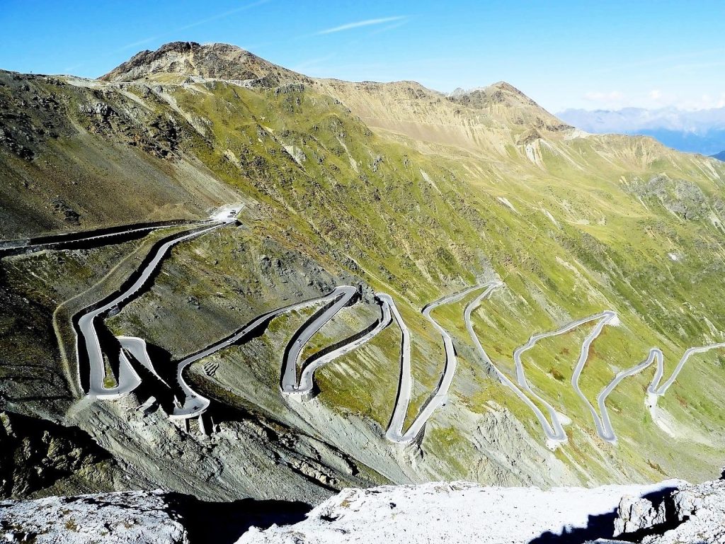 De Stelviopas met spectaculaire berglandschap en bochtige bergweg door de Italiaanse Alpen