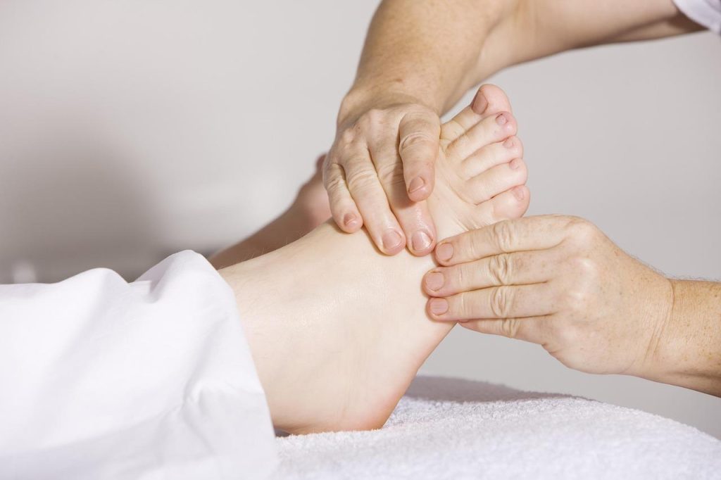 Therapeut voert manuele lymfedrainage uit als onderdeel van oedeemtherapie na een operatie