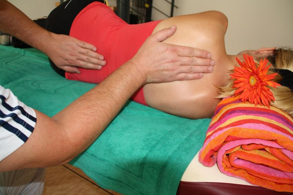 Man toont correcte goede houding met rechte rug en schouders naar achteren voor optimale gezondheid