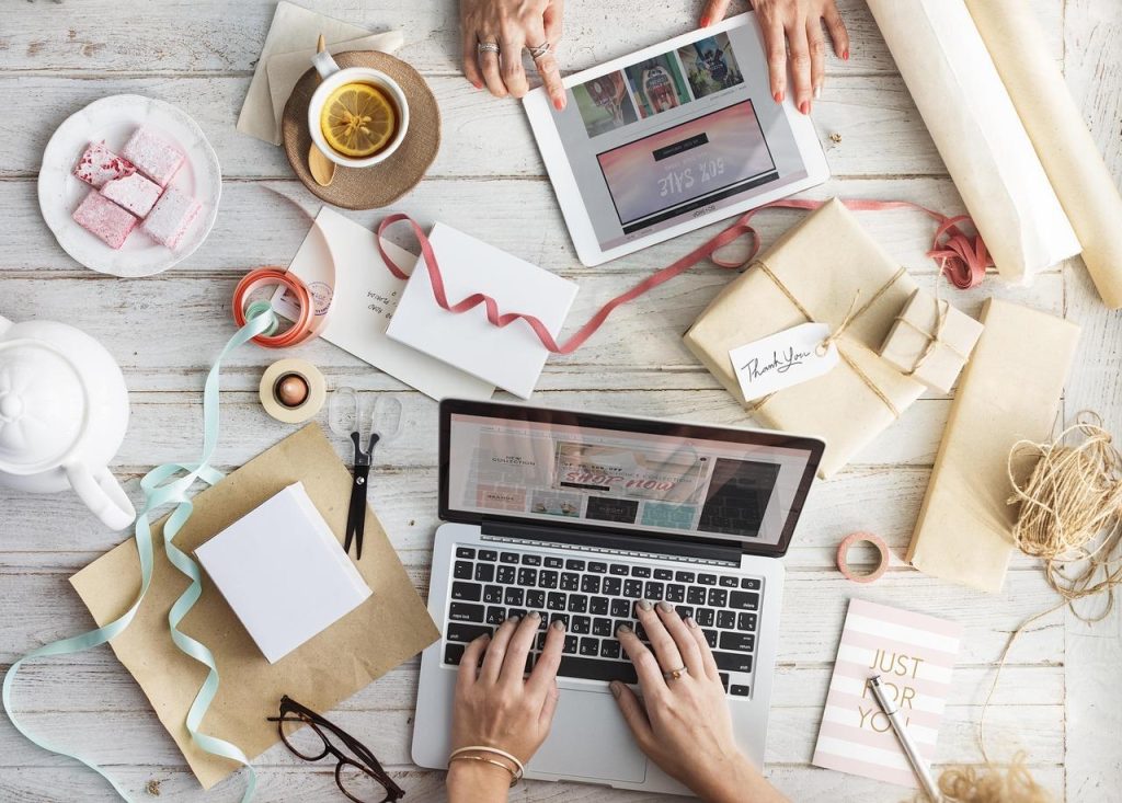 Illustratie van iemand achter een laptop die hulp van een tekstschrijver nodig heeft bij het schrijven van professionele teks