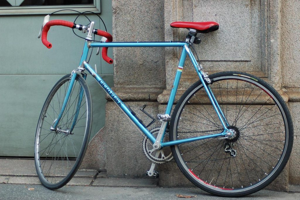 Professionele fietsenmaker in Den Haag voert fietsreparatie uit met gereedschap en onderdelen