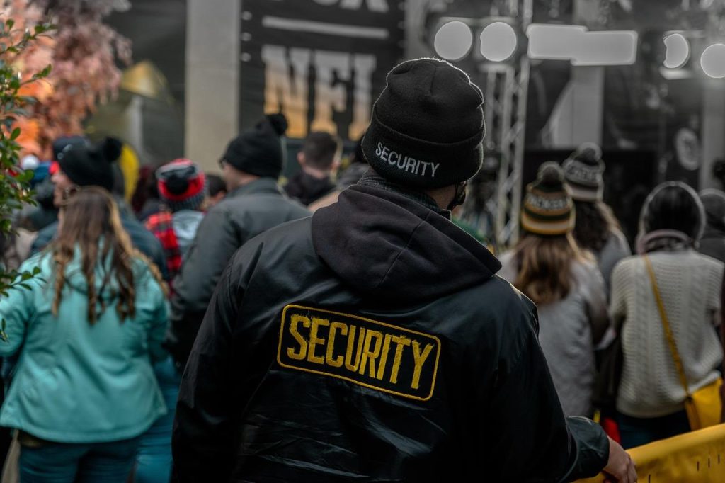 Professionele beveiliger die staat voor een stabiele en betekenisvolle carrière in de beveiligingssector