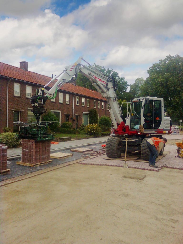 Specialist grondverzetbedrijf nabij Gelderland met moderne elektrische graafmachine voor emissievrije bouwwerkzaamheden