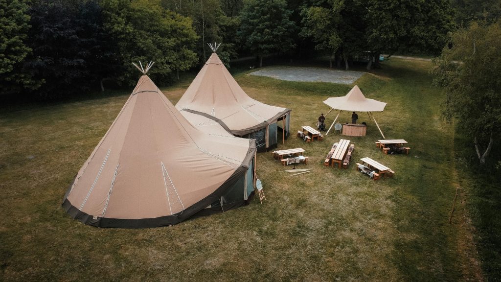 Tipi-tent huren met sfeervolle verlichting en LED-strips voor een warme, uitnodigende ambiance bij een evenement