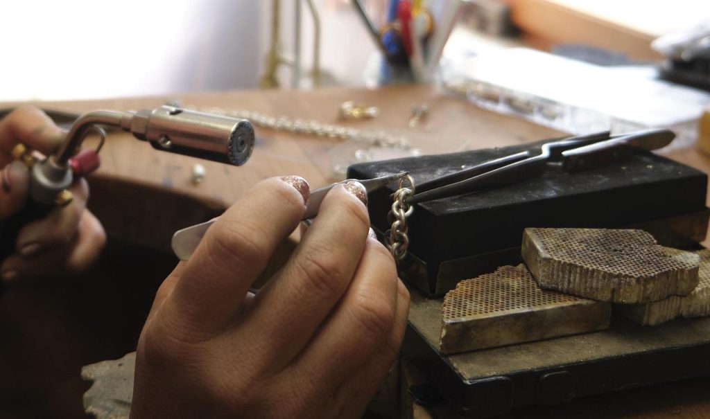 Handgemaakte gepersonaliseerde sieraden van goudsmid in Deventer met oog voor detail en vakmanschap