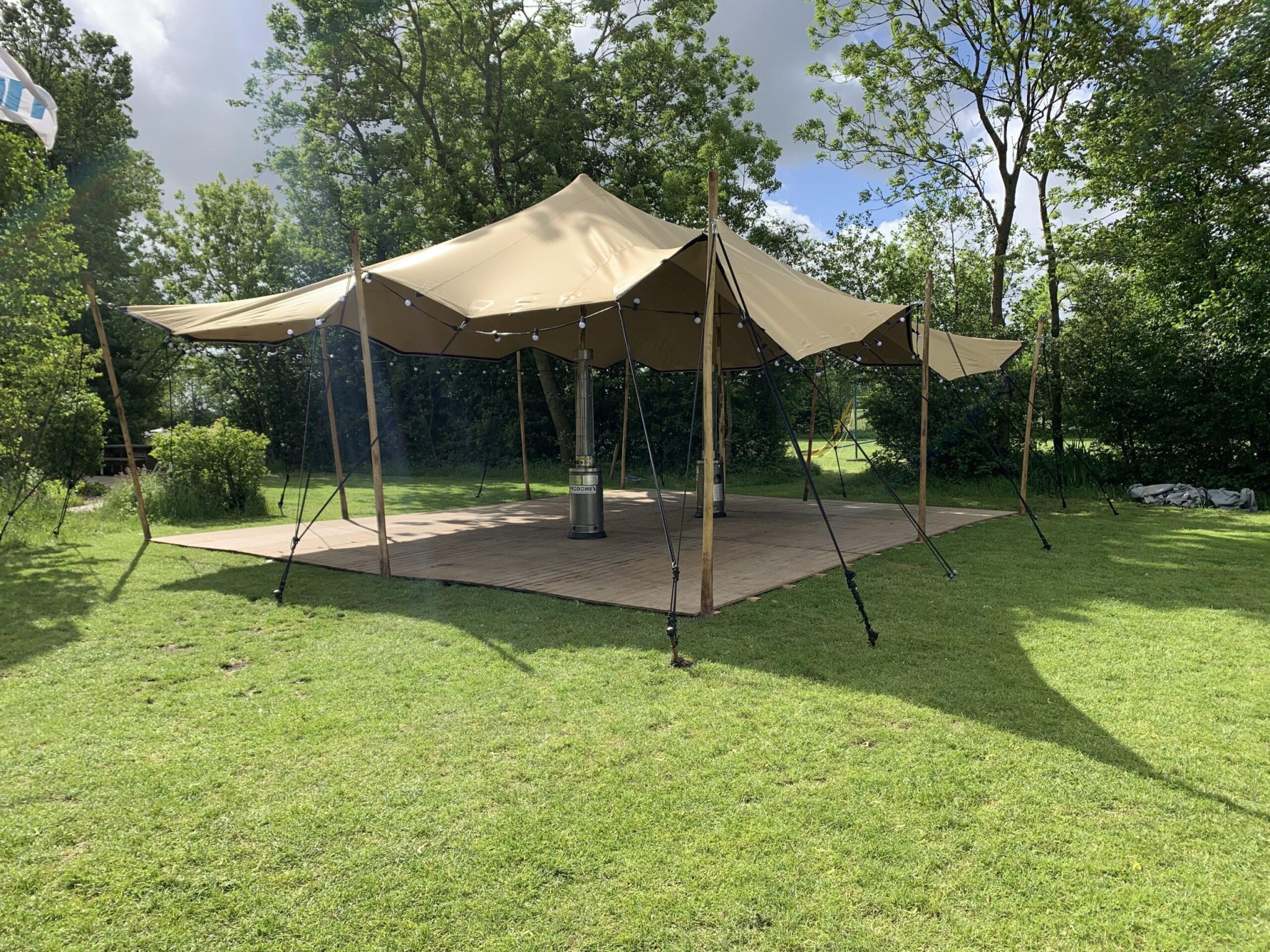 Stretchtent met houten vloer, toont de flexibele inzet en veelzijdigheid voor evenementen