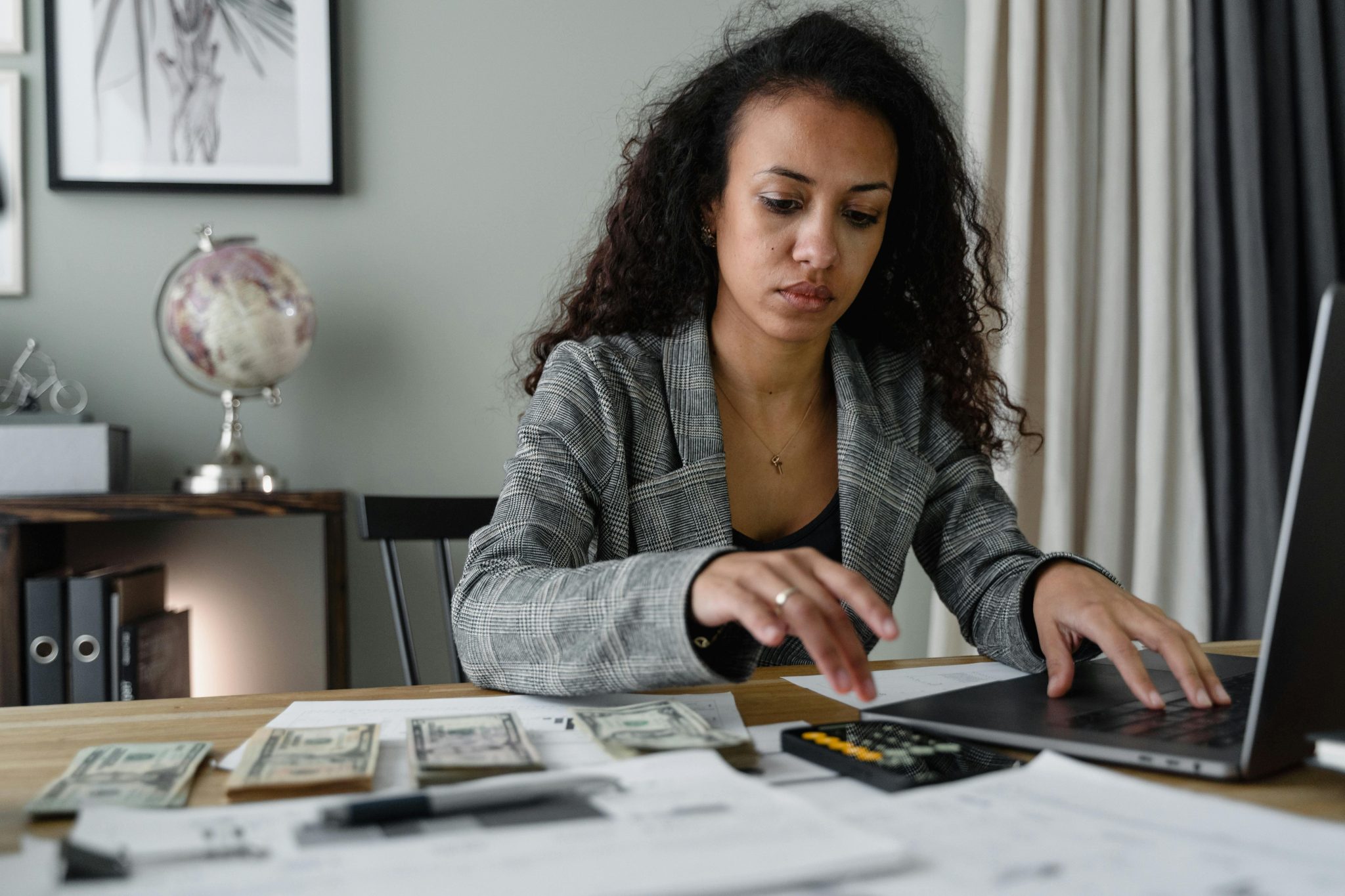 Ondernemer werkt aan financiële duidelijkheid en administratie op kantoor