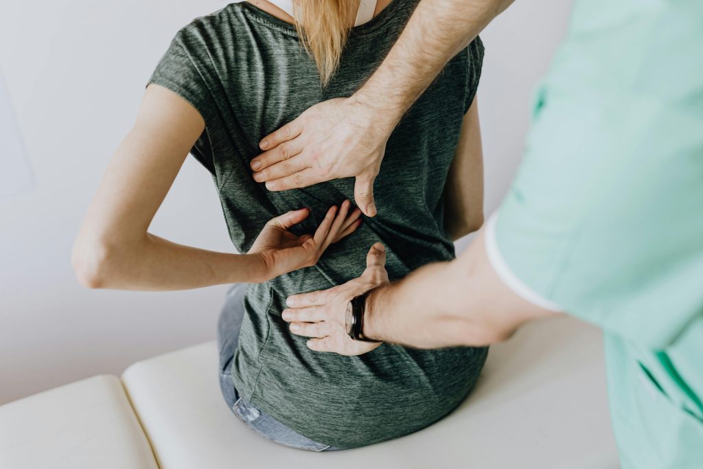 Fysiotherapeut voert oefentherapie uit als onderdeel van algemene fysiotherapie behandeling voor betere mobiliteit